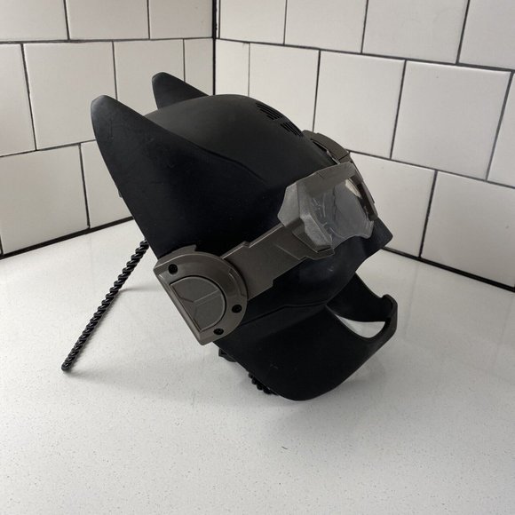 2017 DC Comics Batman Talking Voice Changer Mask with Lights and Sounds - Picture 2 of 10